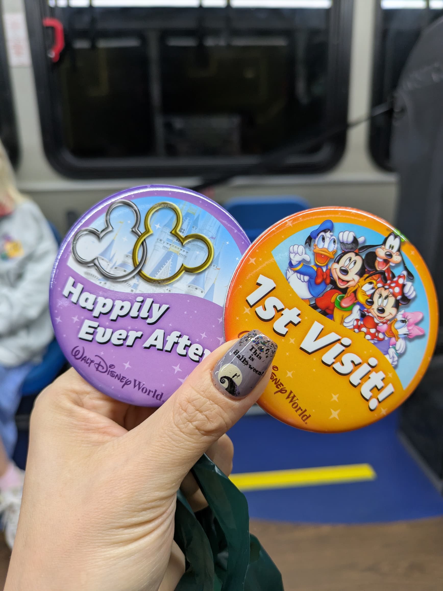 もらった缶バッジ2個（Happily Ever After・1st Visit）
