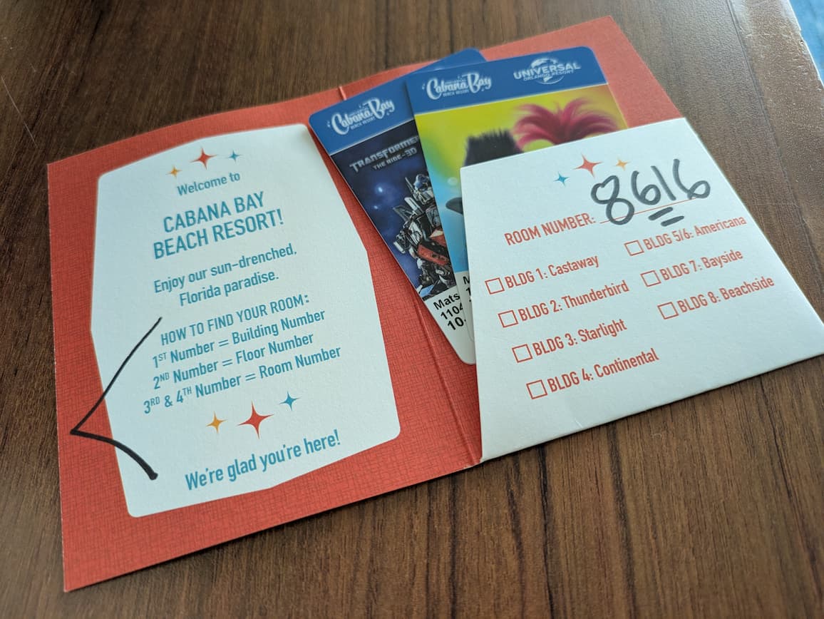 カバナベイのカードキー封筒。ルーム番号8616と各棟の一覧
