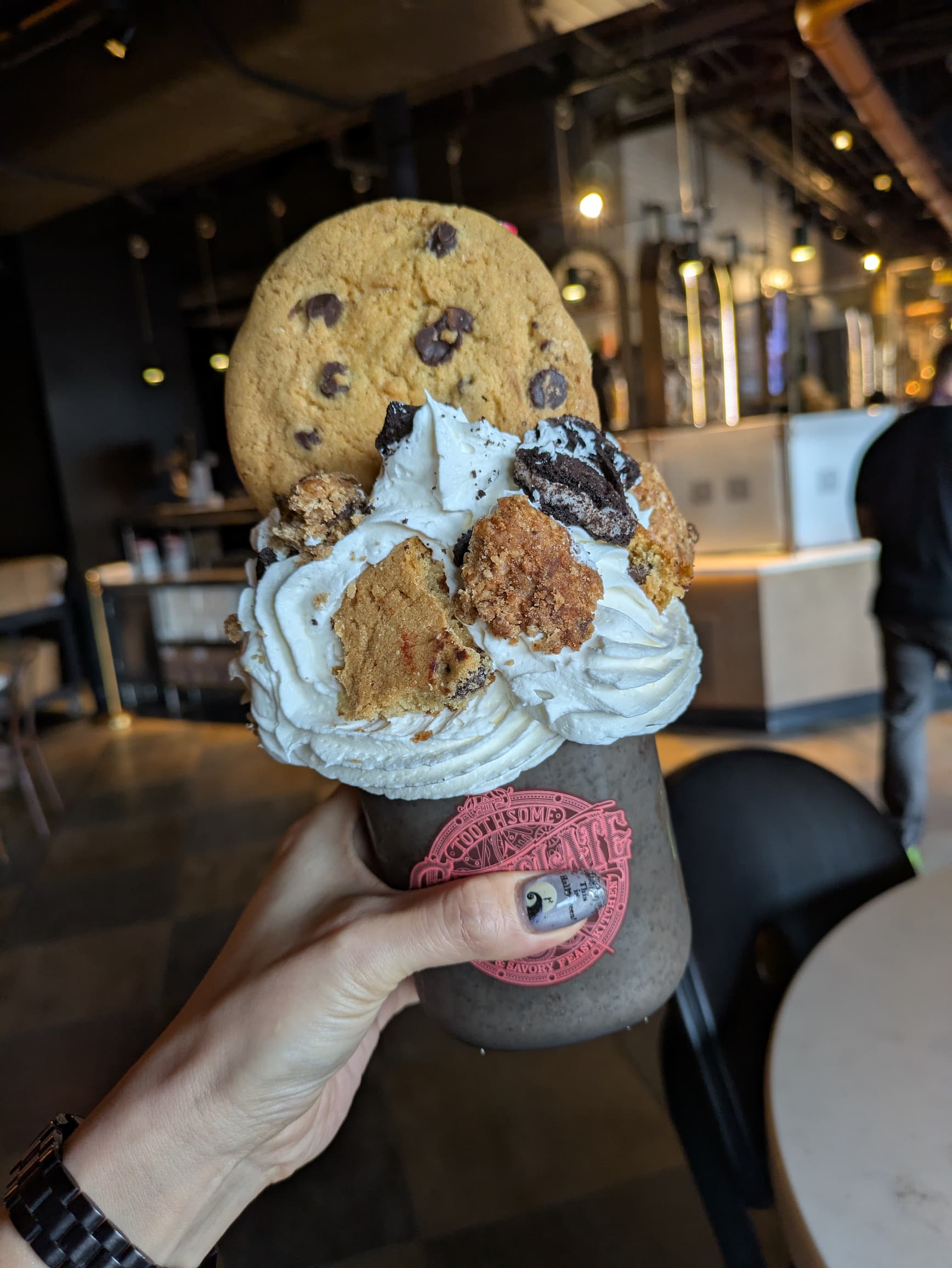 Toothsome Chocolate Emporiumのミルクシェイク。クッキーとクリームのトッピング