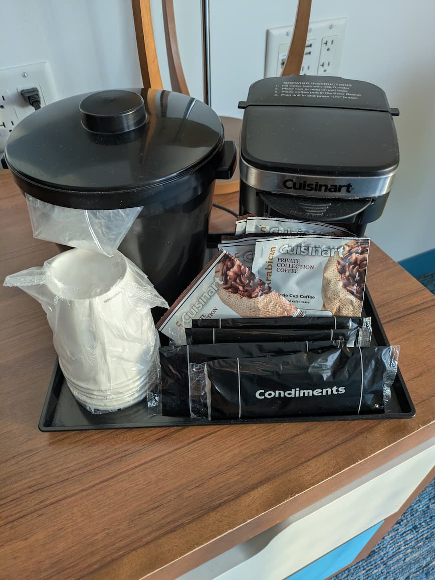 部屋のコーヒーメーカー（Cuisinart）とコーヒーポッド