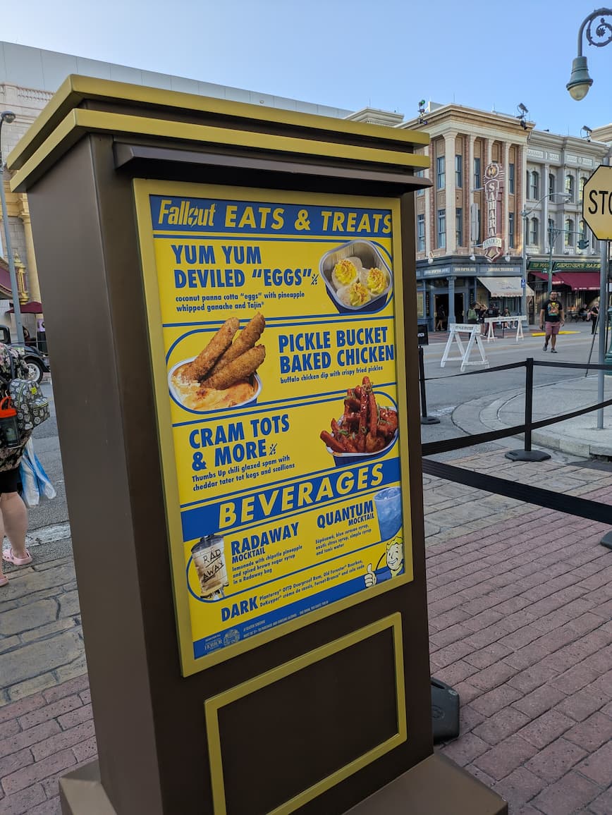 Fallout Eats & Treatsのメニューボード。クリームデビルドエッグなど