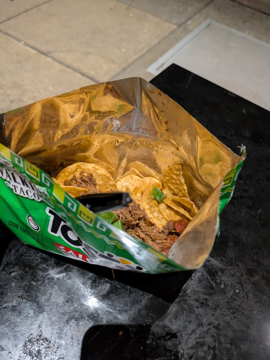 Walking Taco（トスティトスの袋に具材を入れた料理）