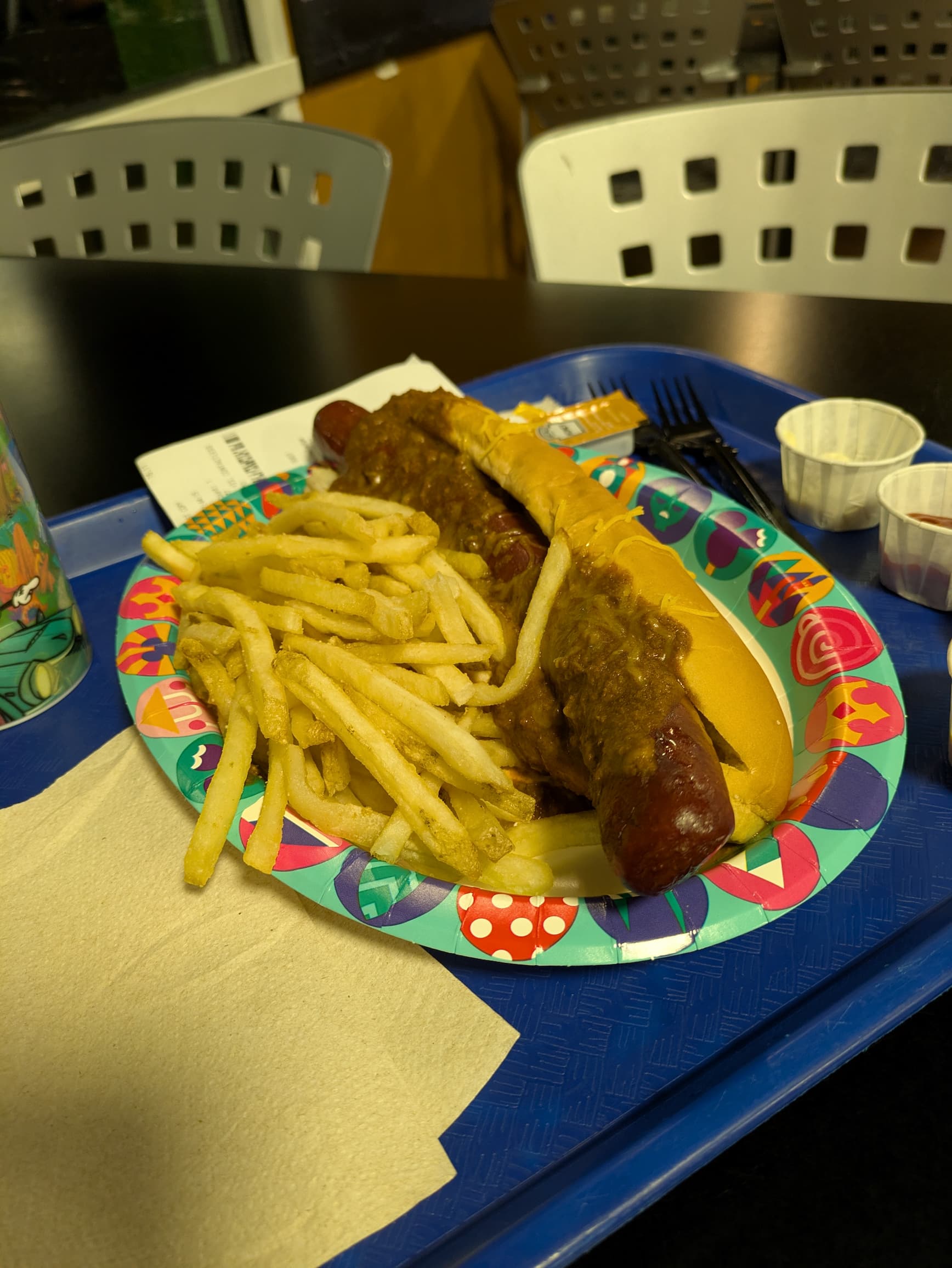 オールスター・スポーツ・リゾートのフードコートで食べたチリチーズフットロングホットドッグとフライドポテト