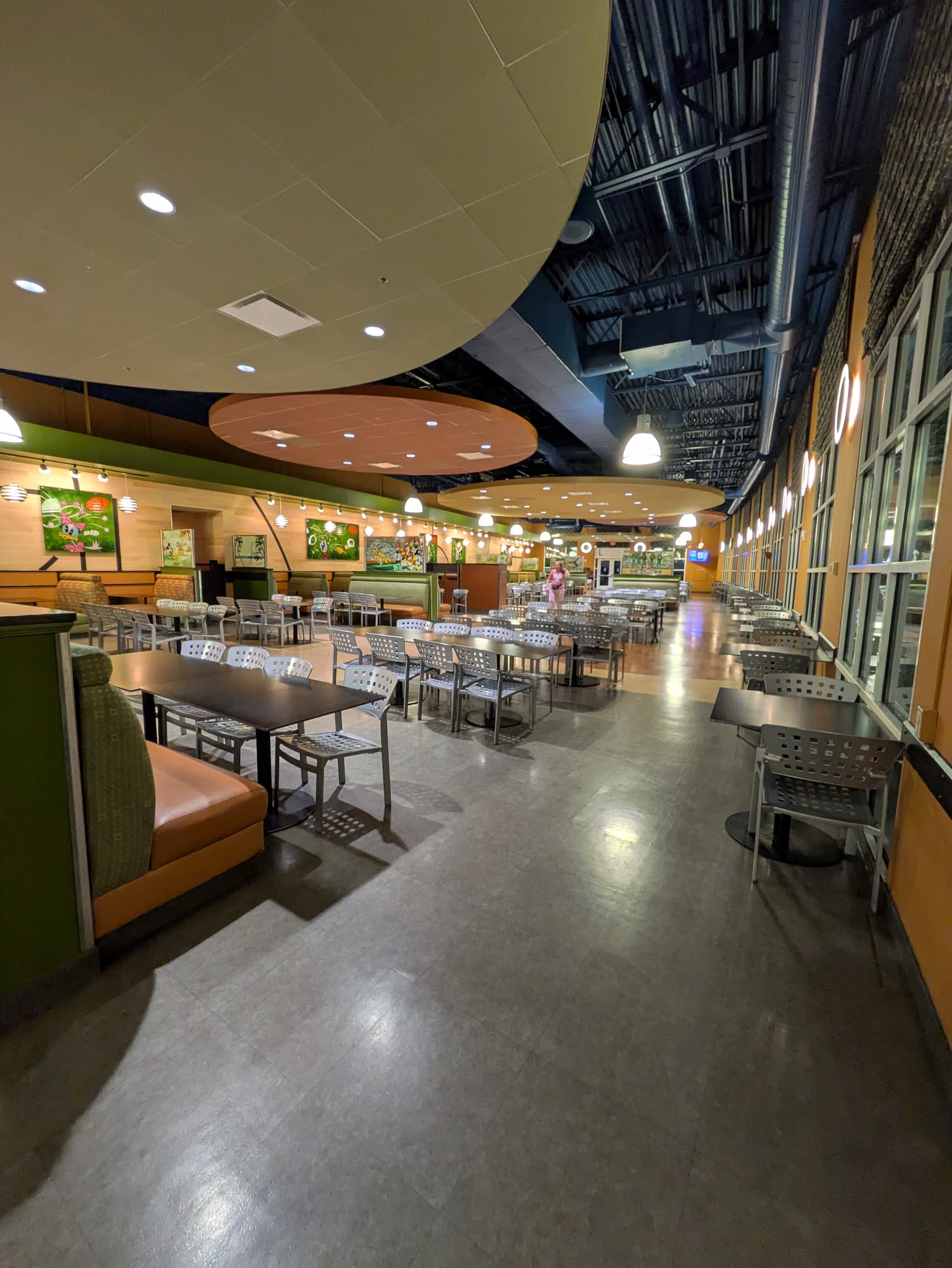 ディズニー・オールスター・スポーツ・リゾートのEnd Zone Food Court内観