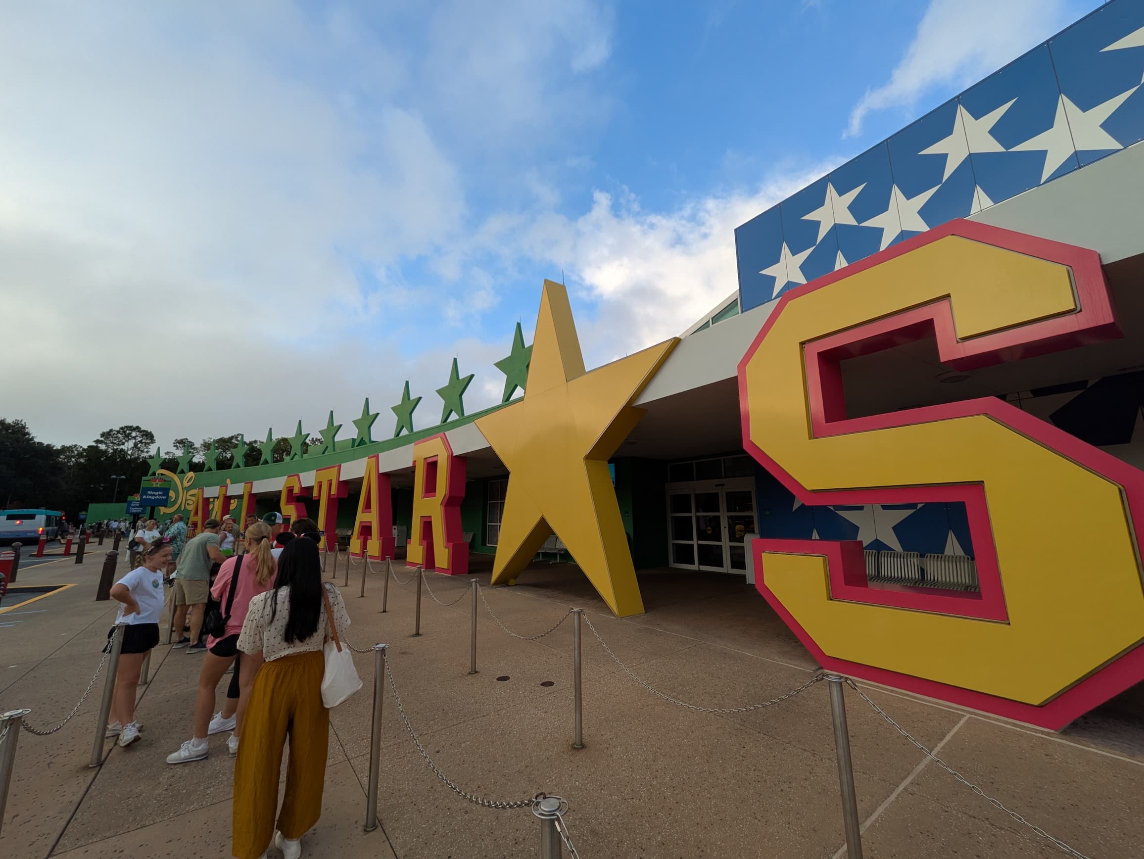 ディズニー・オールスター・スポーツ・リゾートのカラフルな正面入口
