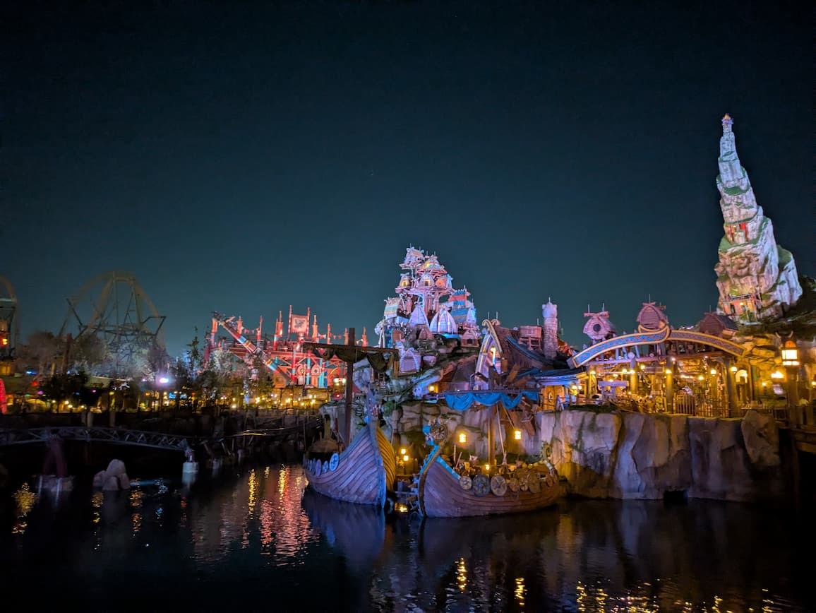 アイル・オブ・バーク（ヒックとドラゴン）エリアの夜景。バイキング船と照明が幻想的