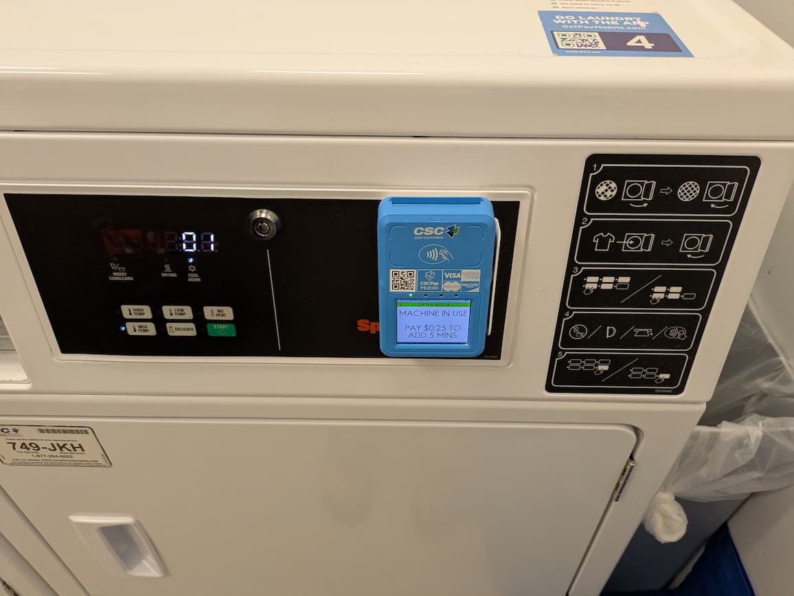 乾燥機のパネル。カードまたはタッチ決済対応