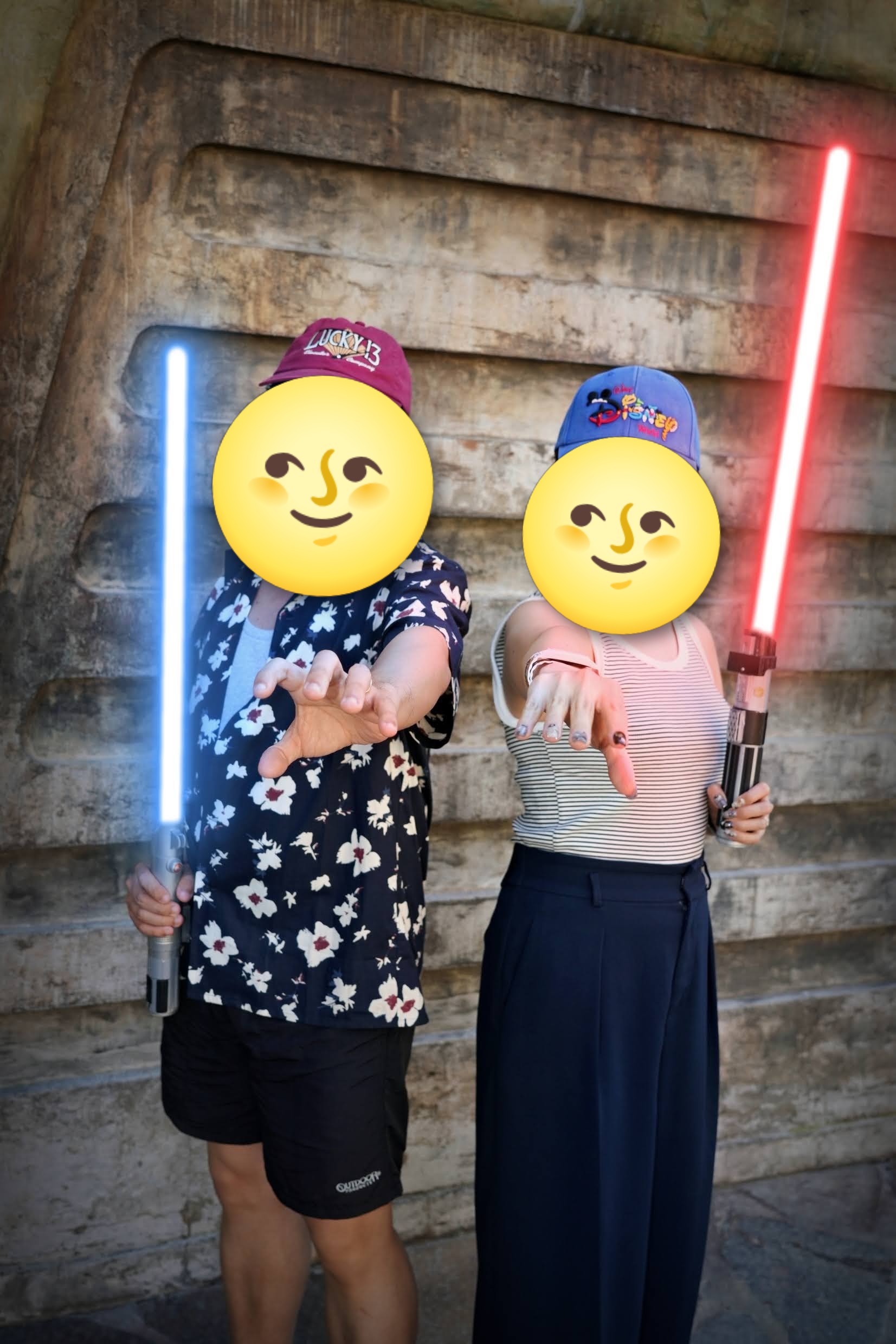スター・ウォーズエリアでのライトセーバー写真。エフェクト加工あり