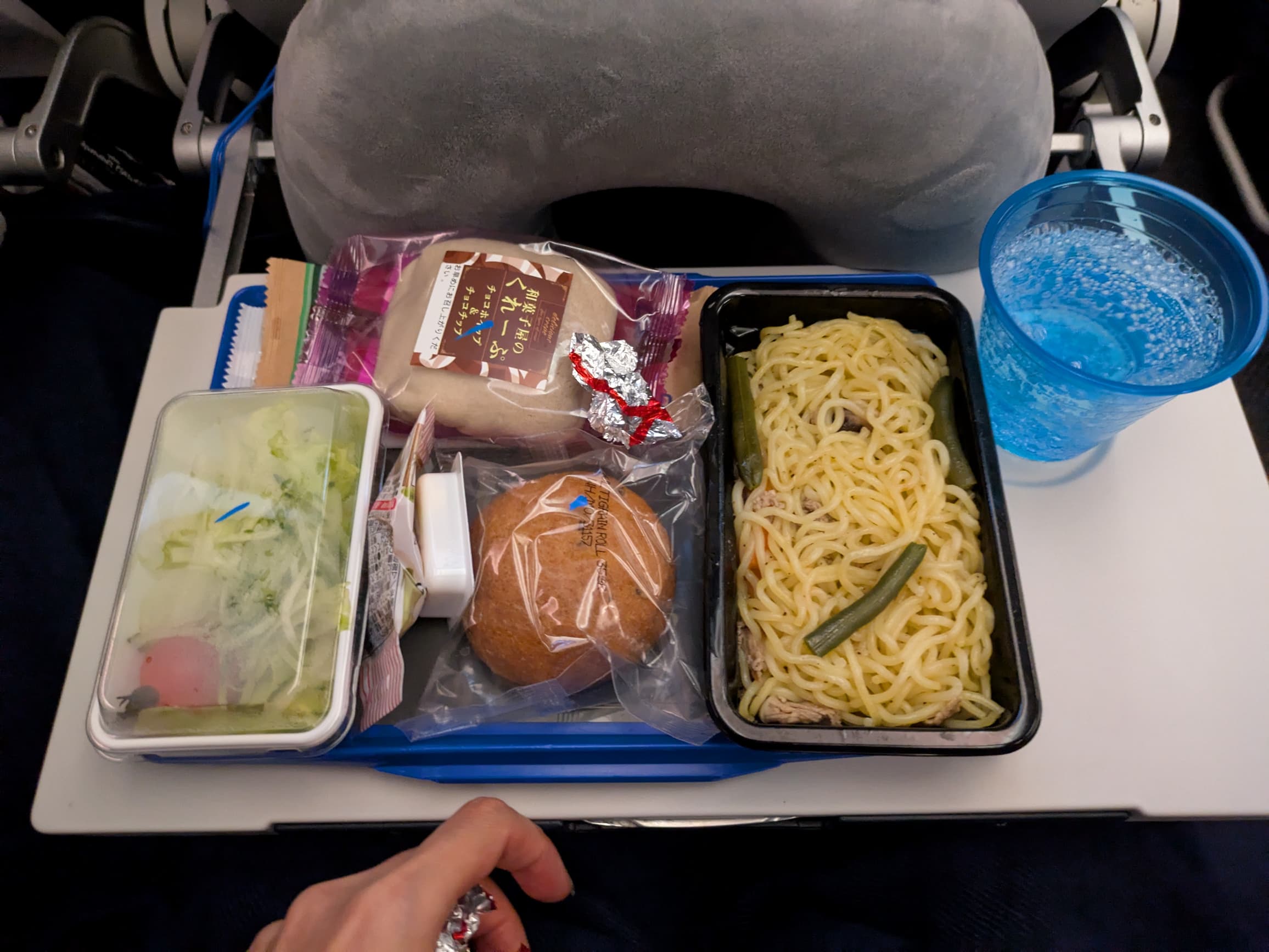 ユナイテッド航空の機内食。麺類・パン・サラダ