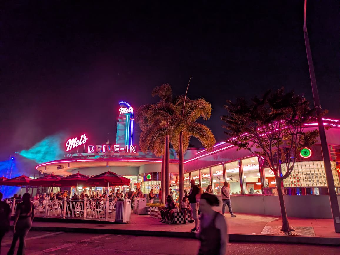 Mel's Drive-In（パーク内のダイナー）の夜景。ネオンサインが輝く