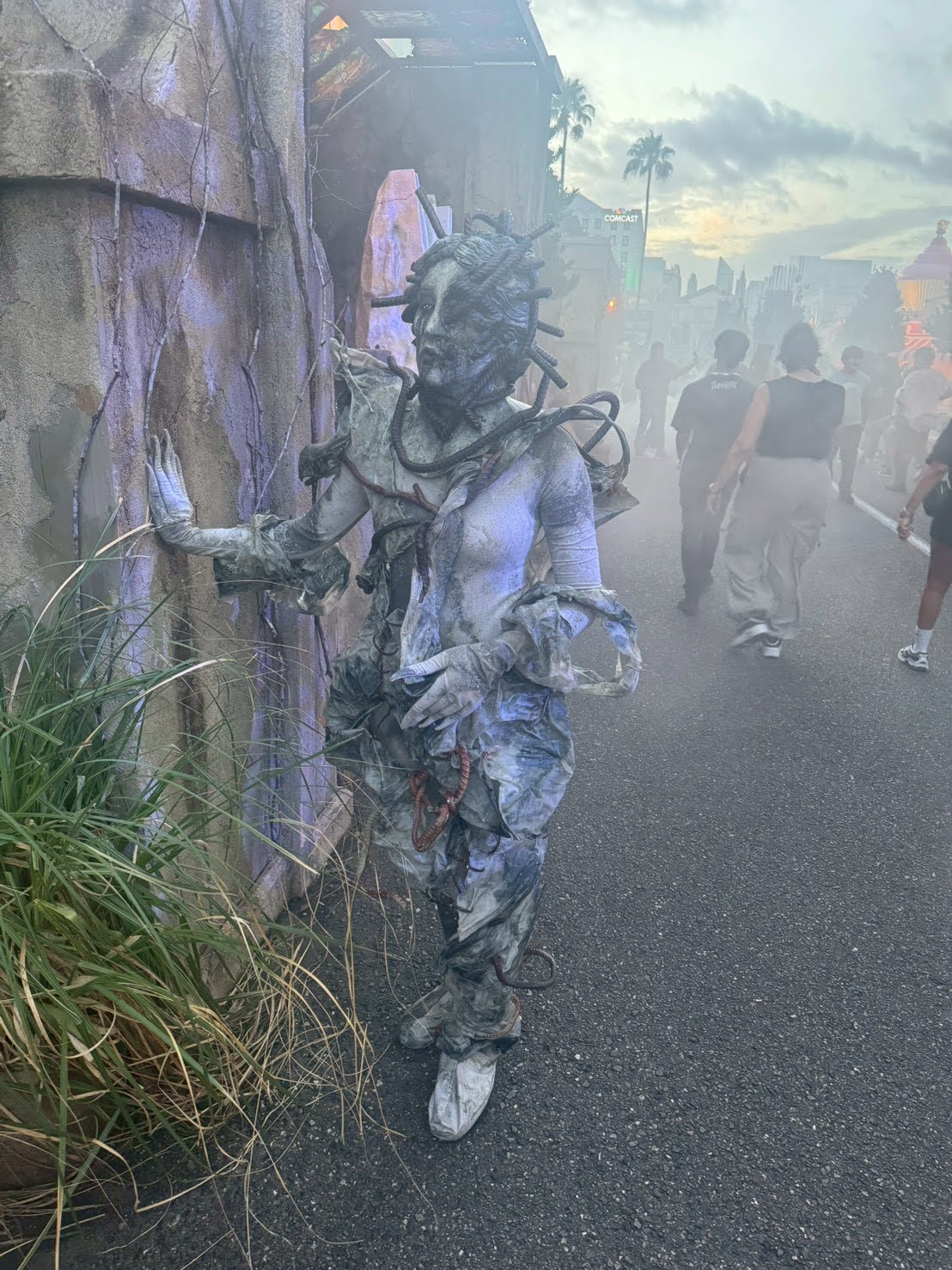 スケアゾーンのグレーのモンスターキャラクター。精巧なメイクとコスチューム