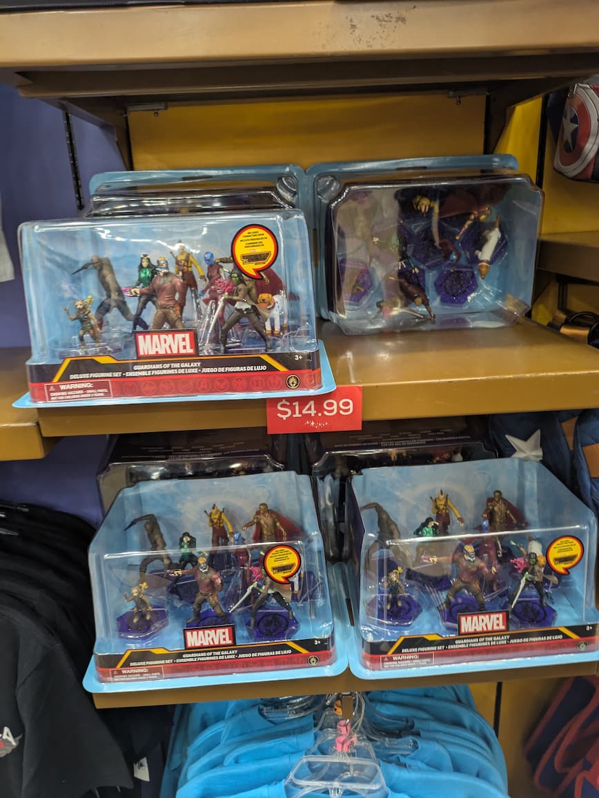 Disney's Character Warehouseの棚。マーベルフィギュアセット$14.99