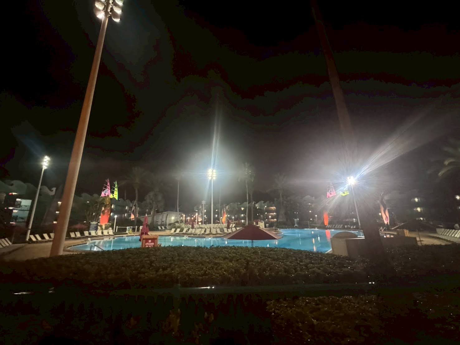 ディズニー・オールスター・スポーツ・リゾートの夜のGrand Slam Pool（プール）