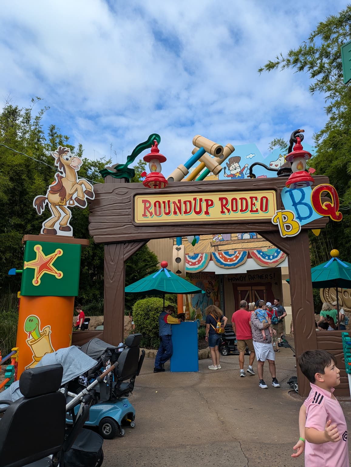 Roundup Rodeo BBQレストランの入口。トイストーリーのキャラクターが飾られている