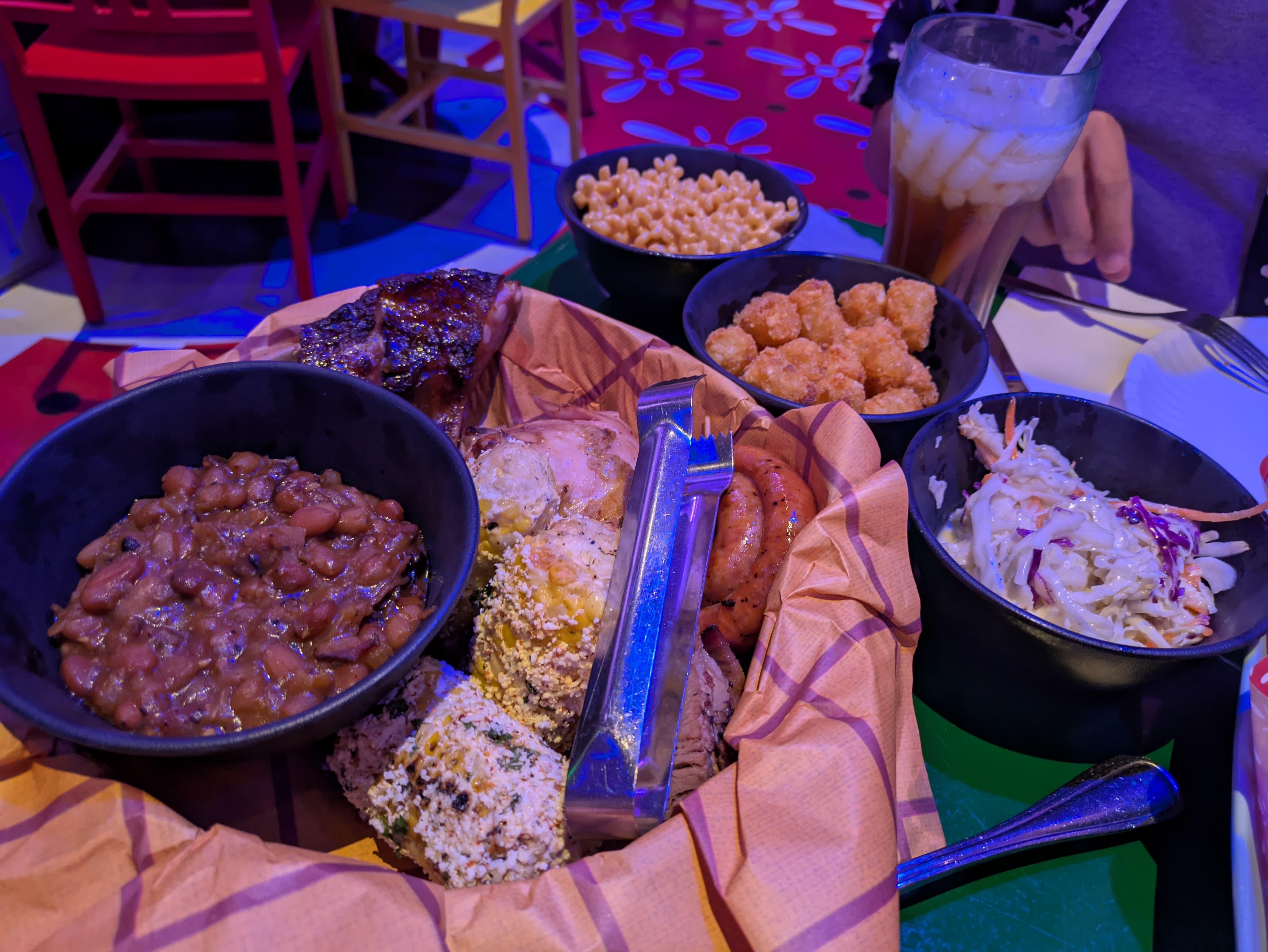 Roundup Rodeo BBQの料理。BBQミートのプラッターとサイドディッシュ各種