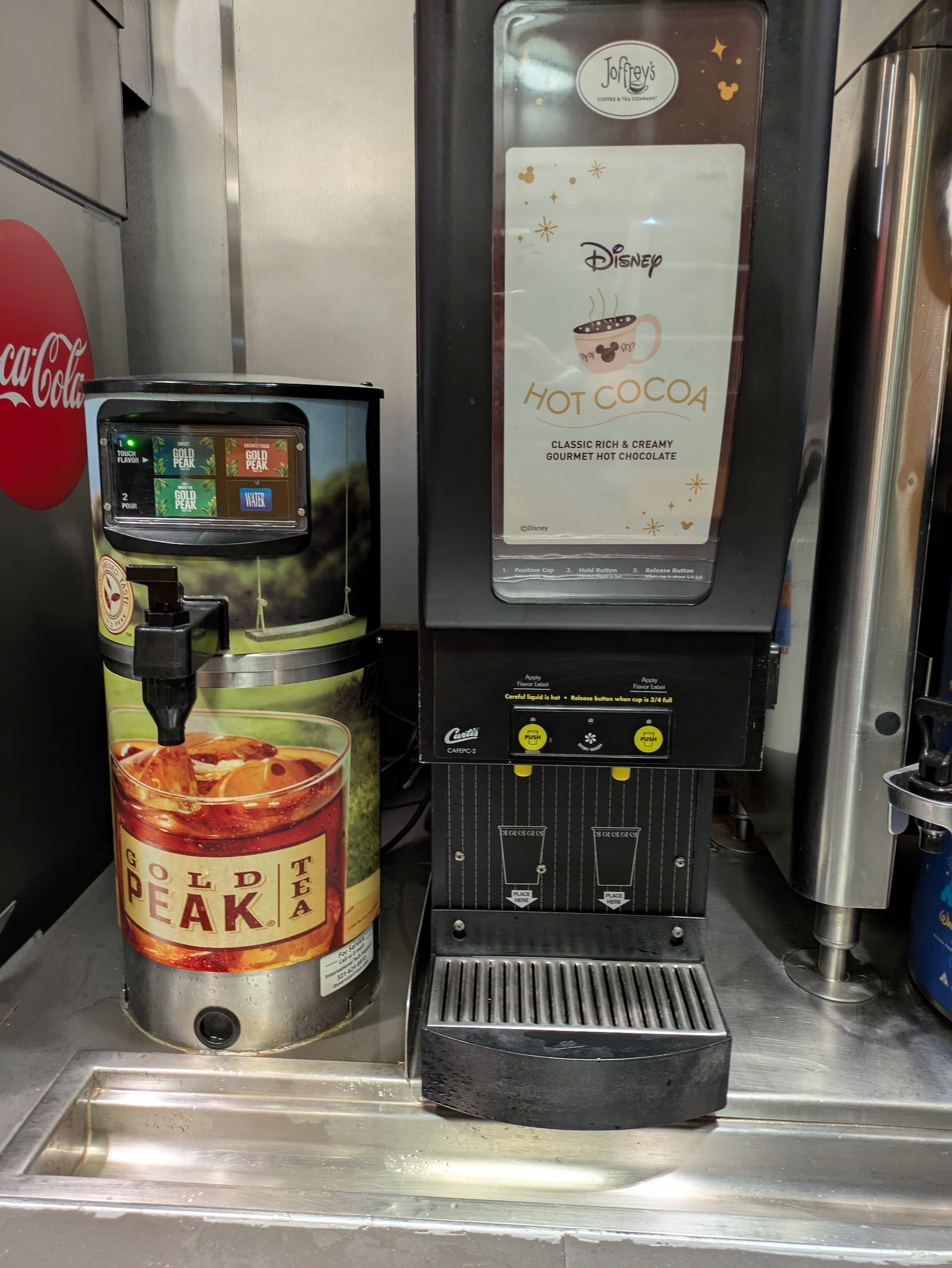 ドリンクバー。WaterボタンのあるGold Peak Teaディスペンサー