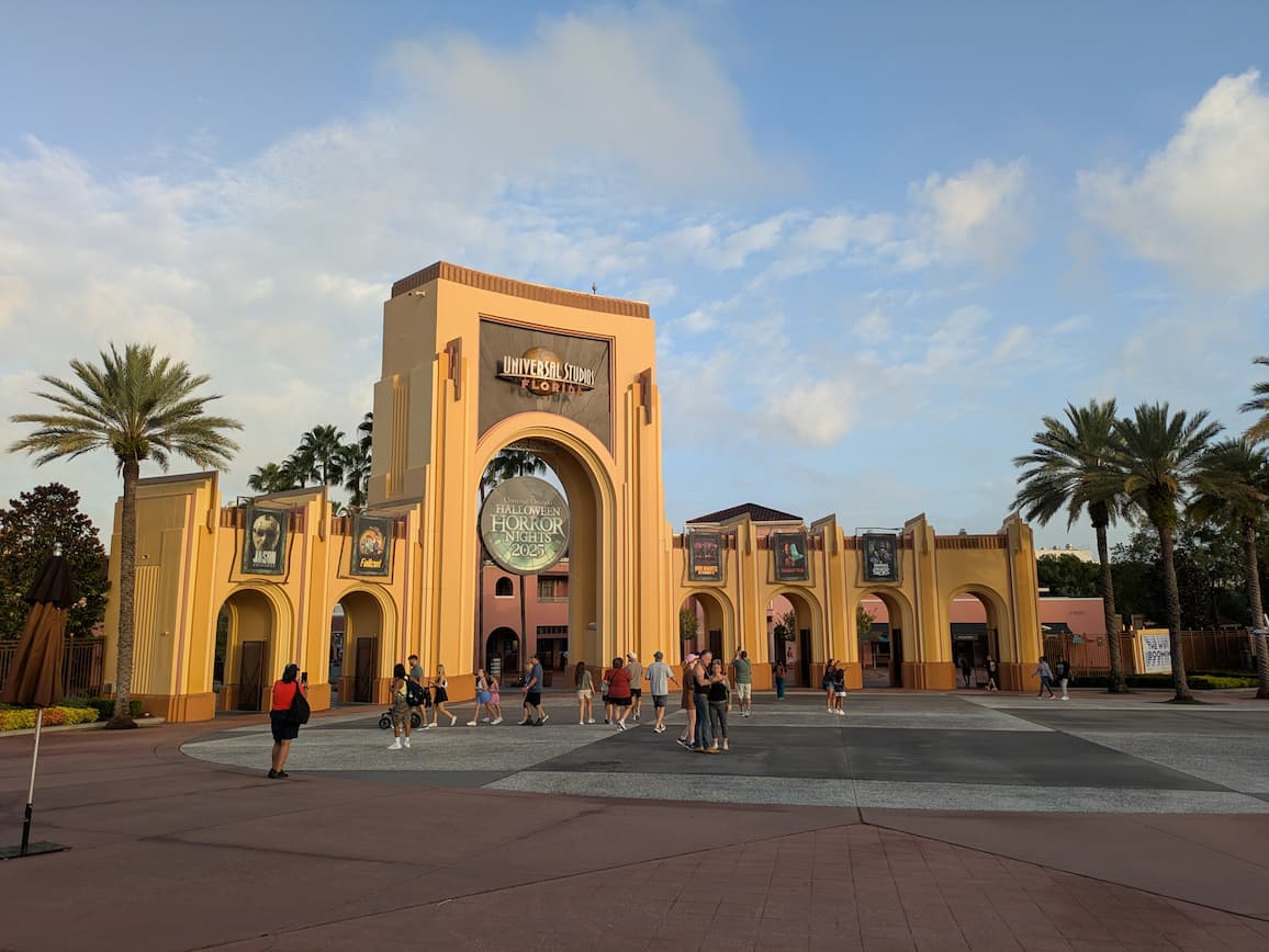 2025年ハロウィン・ホラーナイトのバナーが掲示されたユニバーサル・スタジオ・フロリダ入口