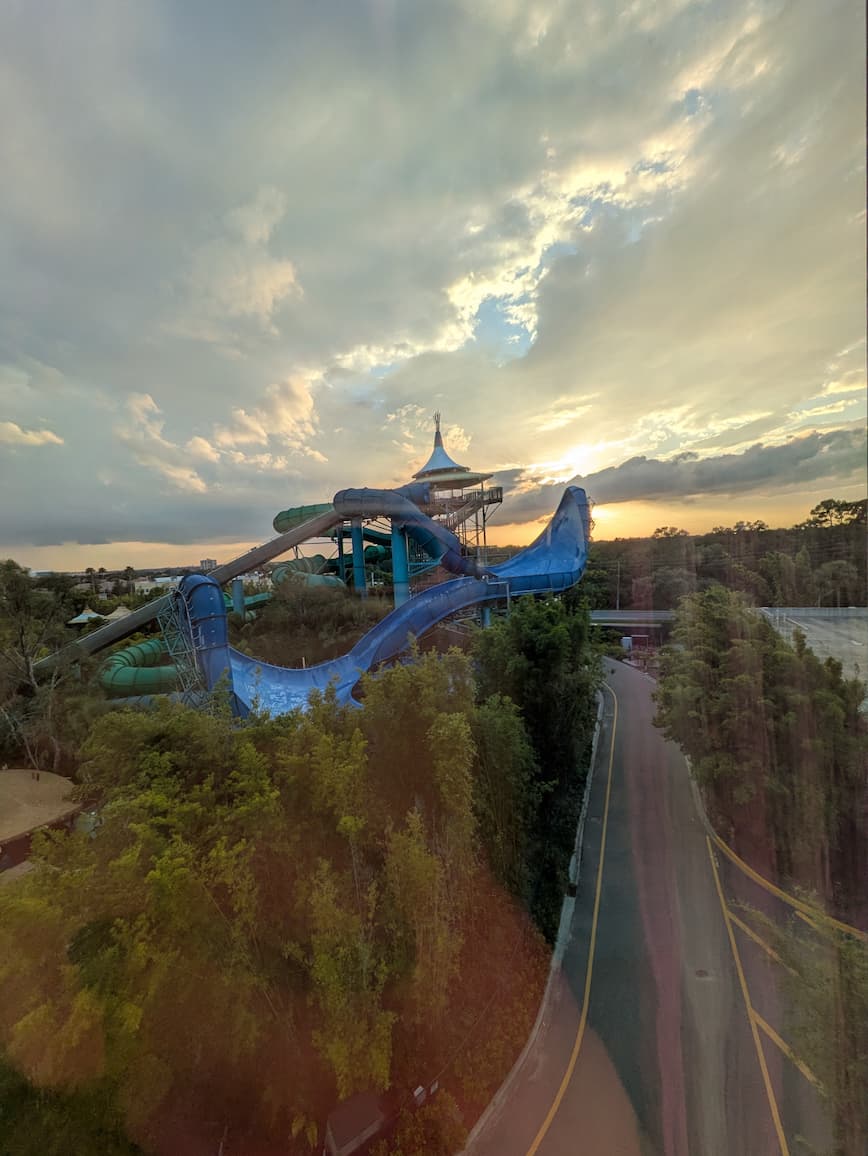 客室バルコニーからの夕景。ボルケーノ・ベイのウォータースライダーが見える