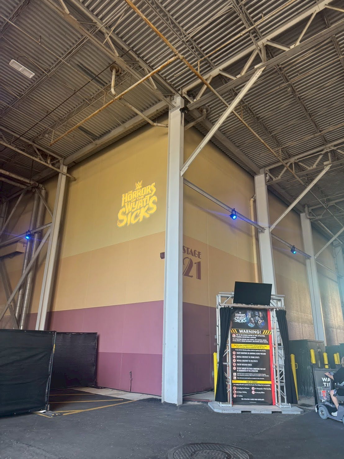 WWE Horrors of the Wyatt Sicks Stage 21の入口。巨大なスタジオ内に設置