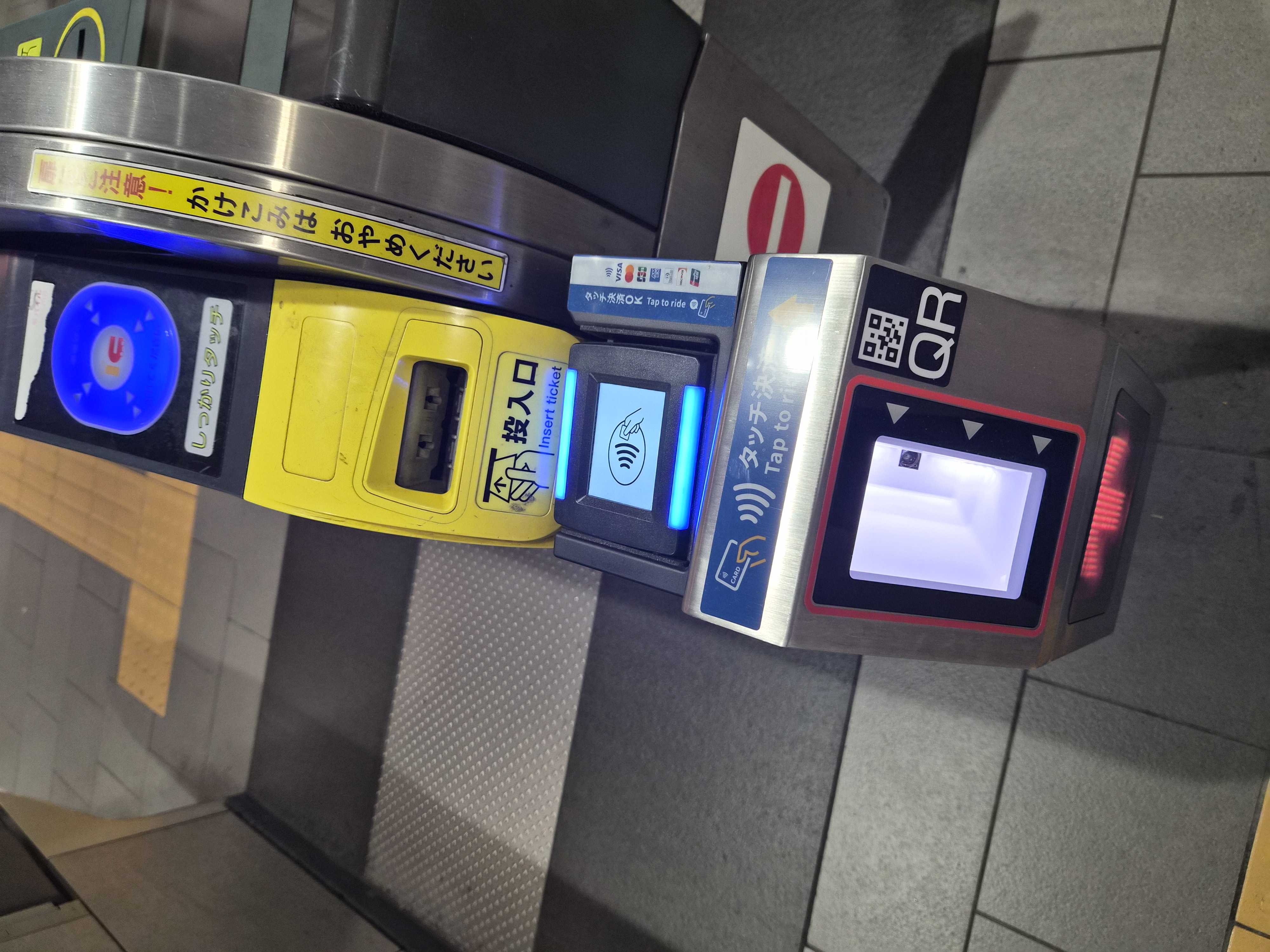 タッチ決済対応の改札機。タッチ決済マークとQRコードリーダーが並んで設置されている